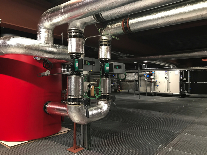 Hot water accumulator